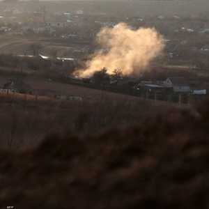 دخان يتصاعد من إحدى القرى الأوكراني من جراء القصف