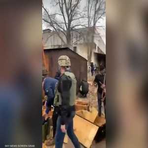 الجيش الأوكراني يوزع الأسلحة على سكان كييف