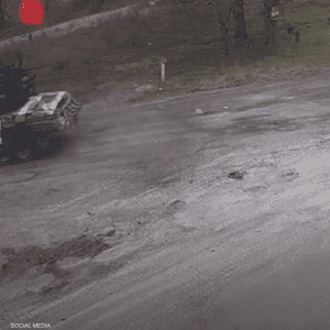 دبابات روسية ترفع العلم السوفيتي