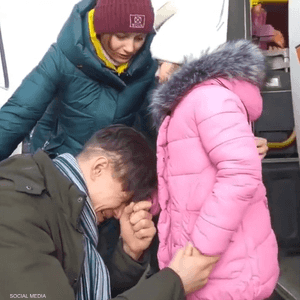 بالدموع.. أوكراني يرسل ابنته لبر الأمان ويبقى للدفاع عن بلده