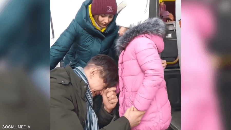 بالدموع.. أوكراني يرسل ابنته لبر الأمان ويبقى للدفاع عن بلده