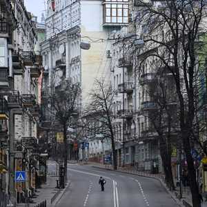 جانب من مدينة كييف وقد بدت شوارعها خالية من المارة.