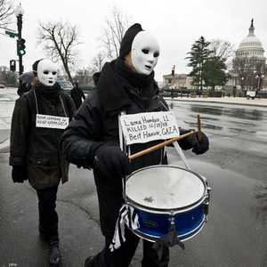 متظاهرون ضد الحرب الروسية على أوكرانيا أمام الكونغرس.