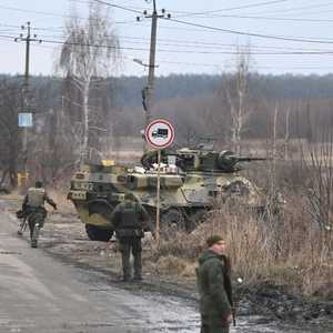 جنود أوكرانيون يقفون بالقرب من ناقلة جند مدرعة قرب كييف.