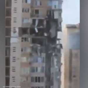 صاروخ يصيب مبنى سكنيا في كييف