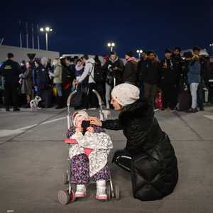 مواطنون أوكران ينتظرون دورهما على الحدود مع رومانيا