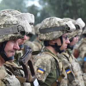 المواطنون الأوكران يدعمون جيشهم بالمال.