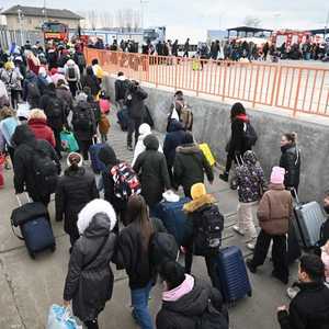 أوكرانيون هاربون من الحرب يصلون إلى رومانيا عبر نهر الدانوب.