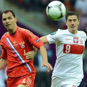 قائد بولندا روبرت ليفاندوفسكي أمام روسيا في لقاء سابق