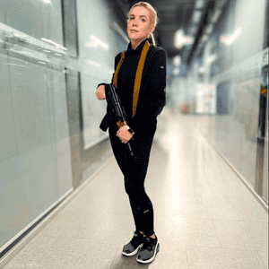 نائبة في البرلمان الأوكراني ظهرت وهي تحمل السلاح