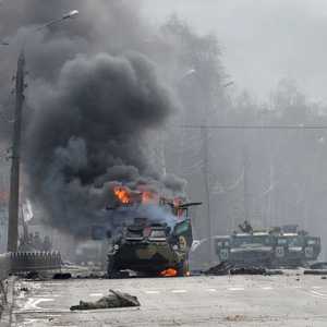 عربة عسكرية محترقة في خاركيف شرقي أوكرانيا
