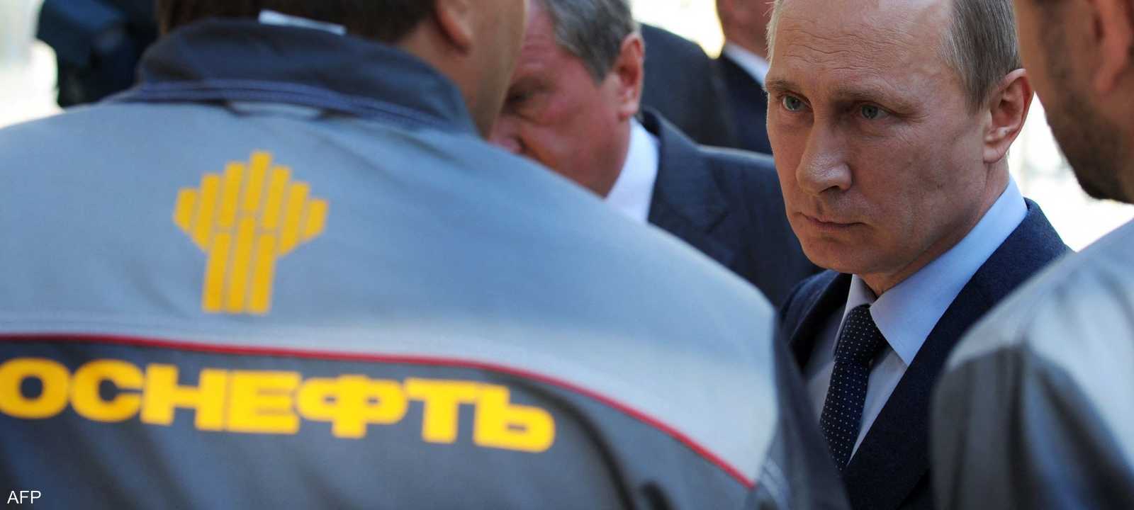 بوتن خلال زيارته لشكرة روسنيفت. (أرشيفية)