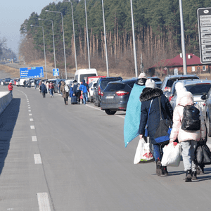 لاجئون يغادرون أوكرانيا إلى بولندا المجاورة