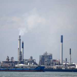 ناقلة نفط في مصفاة شل بسنغافورة (أرشيفية)