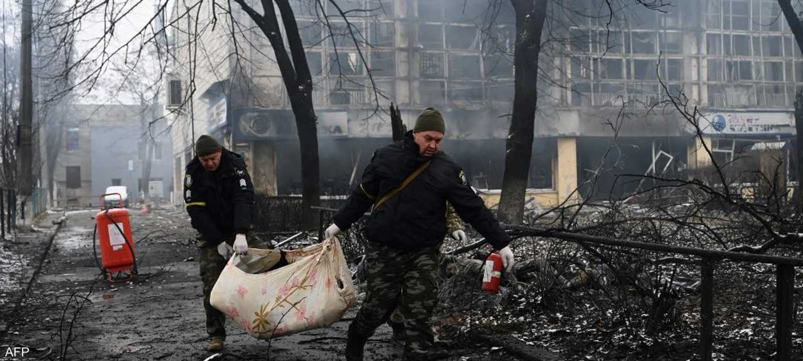 إجلاء جثة قتيل سقط باستهداف روسي لمبنى التلفزيون في كييف.