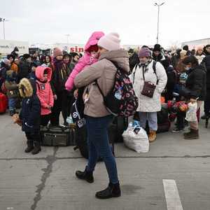 الأوكرانيون يواصلون النزوح من أماكن القتال.