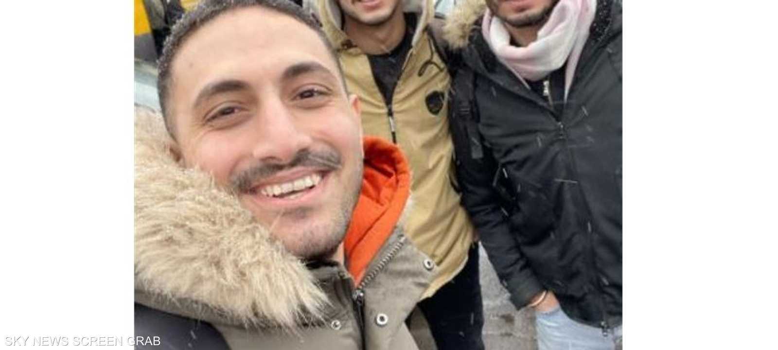 الشاب المصري محمد سليمان مع زملائه.