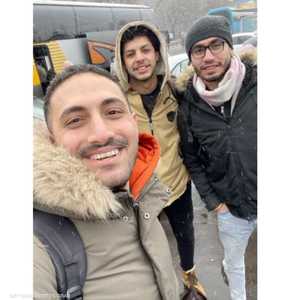 الشاب المصري محمد سليمان مع زملائه.