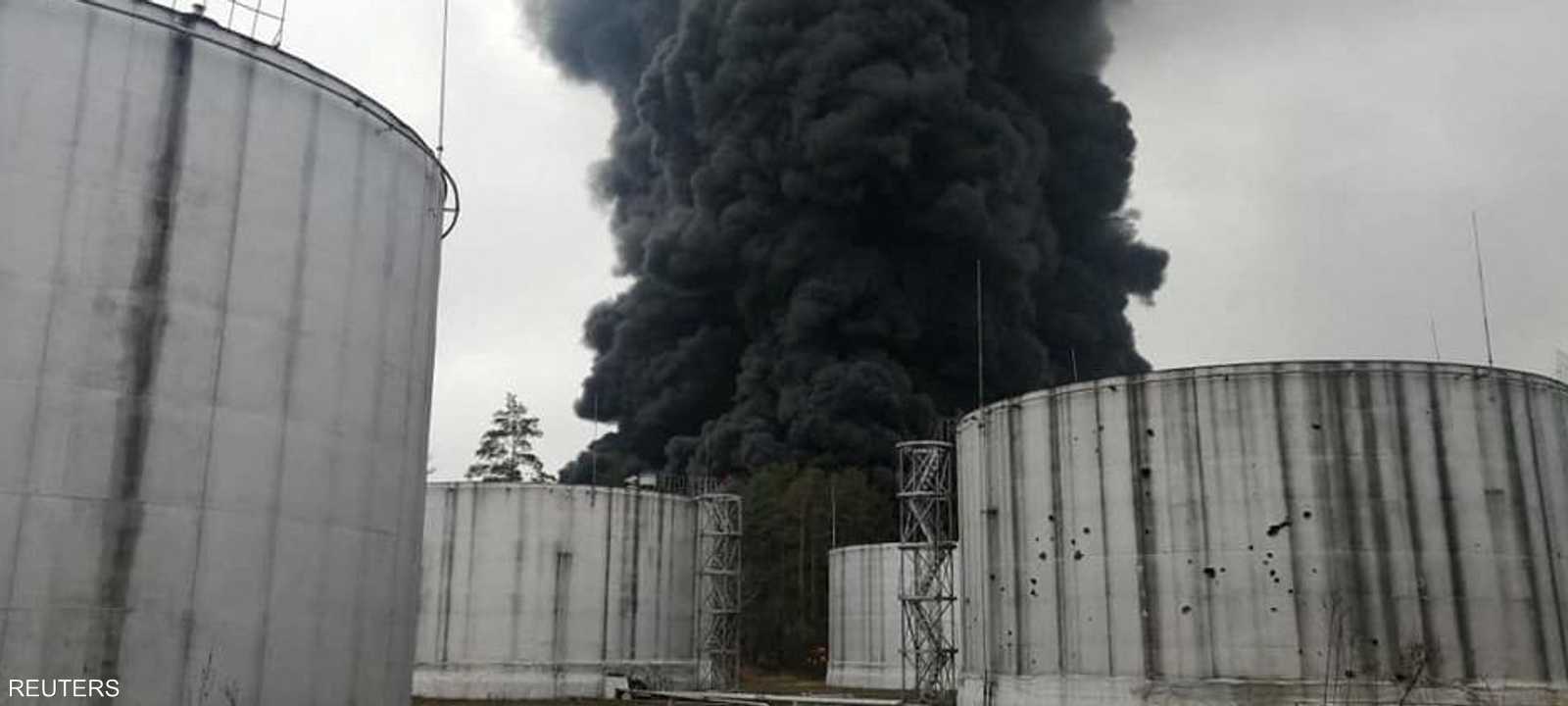 أعمدة الدخان تتصاعد من مستودع للنفط في تشيرنيهيف بأوكرانيا.