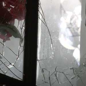 مطعم روسي في أميركا تعرضت واجهته الزجاجية للتحطيم.