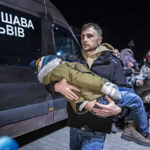 أوكرانيون فارون من الحرب الروسية على بلادهم.