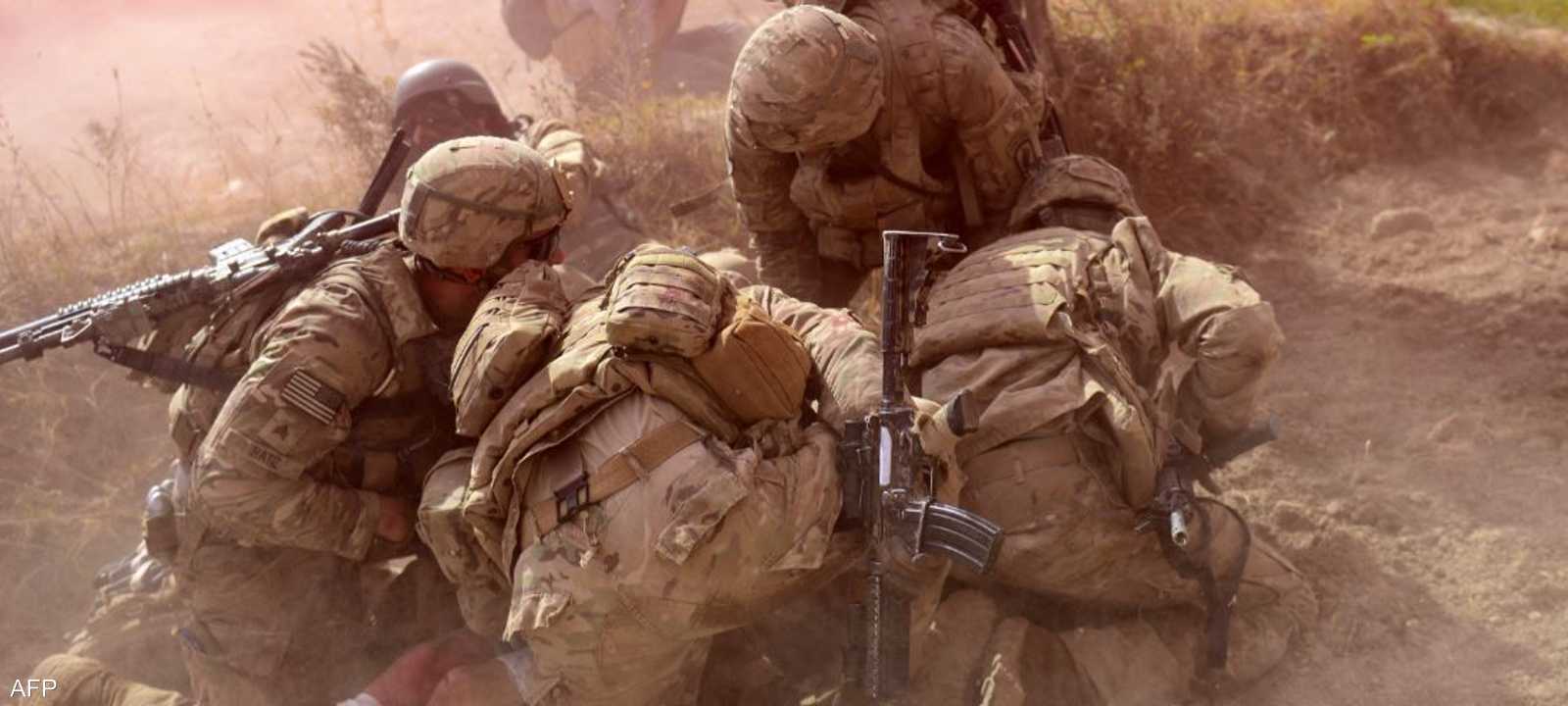 أرشيفية لجنود يحاولون مساعدة زميلهم بعد تعرضه لحادثة