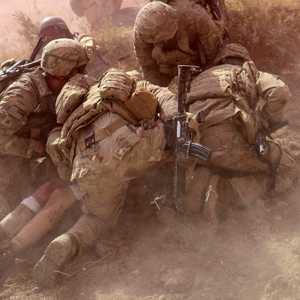 أرشيفية لجنود يحاولون مساعدة زميلهم بعد تعرضه لحادثة