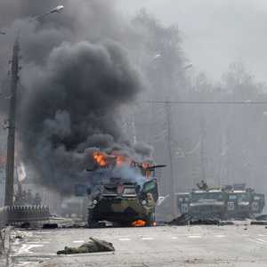 عربة عسكرية مدمرة تابعة للجيش الروسي