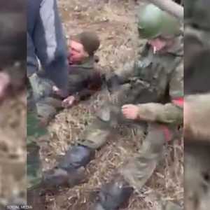 أسيران من القوات الروسية في أيدي الجيش الأوكراني