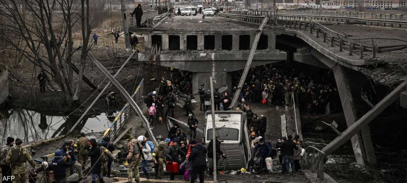 مدنيون يحاولون عبور جسر مدمر في أوكرانيا