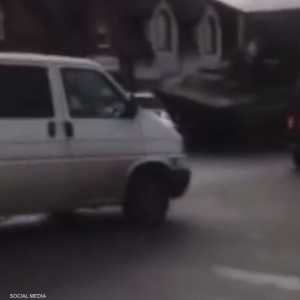 الفيديو يظهر آلية عسكرية تحطم سيارات مدنية في أوكرانيا