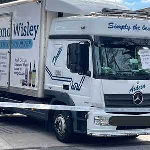 الشاحنة بعد اقتحامها بوابات السفارة الروسية