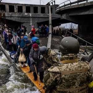 أوكرانيون يفرون من الحرب الروسية على بلادهم.