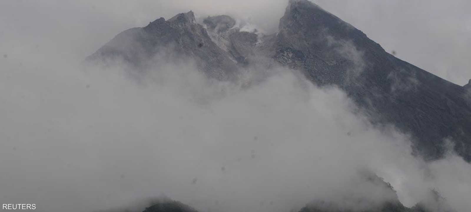 بركان ميرابي قذف سحبا ساخنة