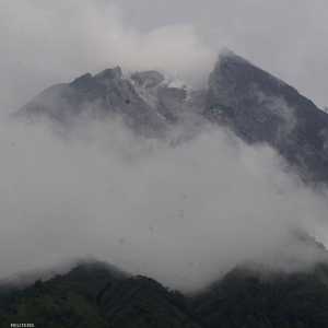 بركان ميرابي قذف سحبا ساخنة
