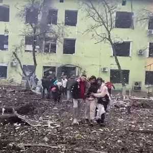 مدنيون يخرجون من المستشفى التي تقول أوكرانيا إن روسيا قصفتها