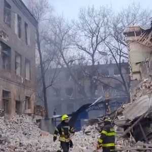 تكافح فرق الإنقاذ الأوكرانية على الأرض لإنقاذ المصابين