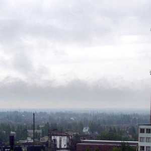 الدخان يتصاعد من مدينة ميليتوبول من جراء القصف الروسي.