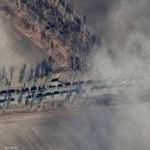 تمتد القافلة الحربية الروسية على مسافة 64 كيلومترا.