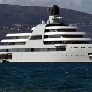 يبلغ طول اليخت 140 مترا.