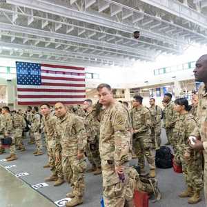 القمة تعقد على هامش مناورات عسكرية للناتو.