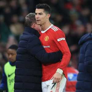 صافح رونالدو مدرب الفريق رالف رانجنيك