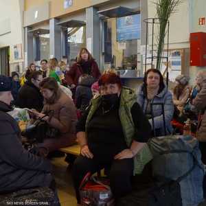 لاجئون أوكرانيون يعودون لديارهم رغم المعارك