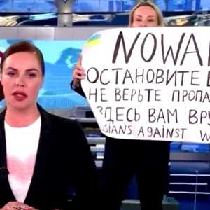 مناهضة للحرب الأوكرانية قاطعت نشرة الأخبار في قناة روسية