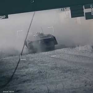 آلية عسكرية أوكرانية توجه نيرانها للقوات الروسية