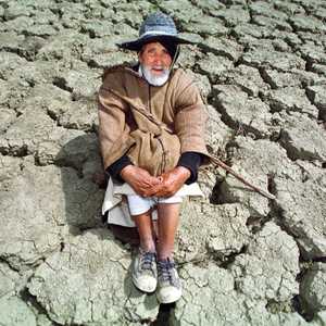 راعي مغربي يجلس بالقرب من سد جاف قرب طنجة (أرشيفية)