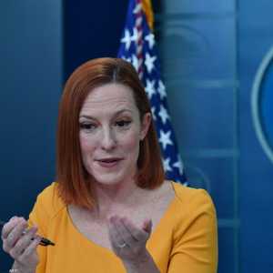 جين ساكي سخرت من العقوبات الروسية على بايدن وعليها شخصيا