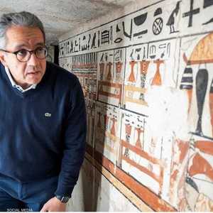 وزير السياحة والآثار المصري خالد العناني في سقارة.