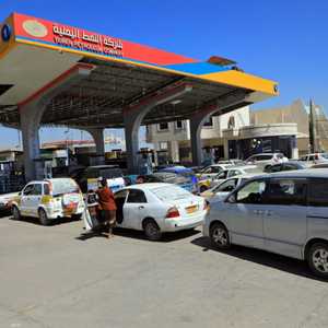 طوابير أمام محطة وقود في مدينة صنعاء