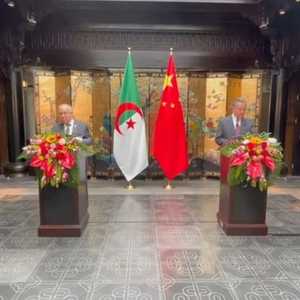 وزير خارجية الجزائر رمطان لعمامرة ونظيره الصيني وانغ يي